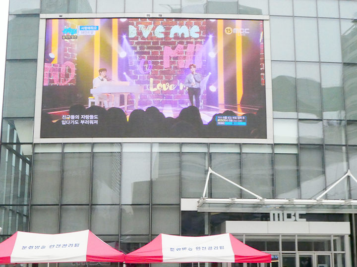 节目开始后外面的电视墙也可以看到