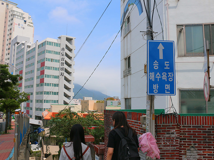 「松岛海水浴场方向」告示牌