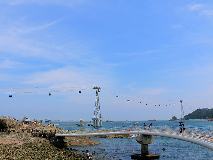 已经可以清晰地看见海上缆车和天空步道