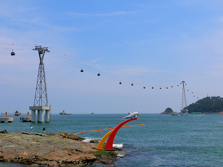 在天空步道就可以看到海上缆车