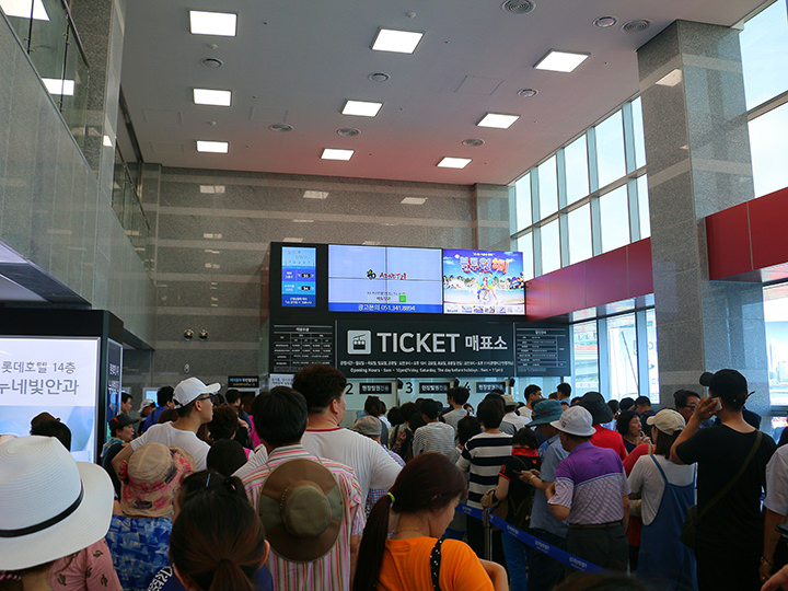 周末满满的人群