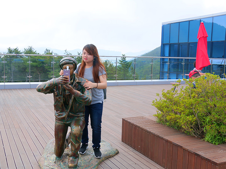 手机放在他手上乔好位置就可以不求人合照啦