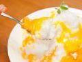 芒果汁用另外的小碗装，可根据自己口味调整刨冰的口感。