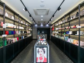 店内出售化妆品、牙膏等各式各样的商品