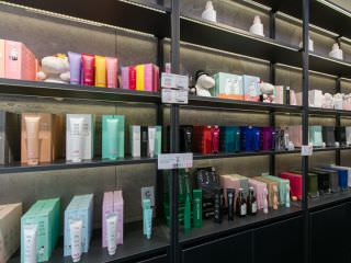 店内左侧主要出售口腔护理产品及婴幼儿护肤品