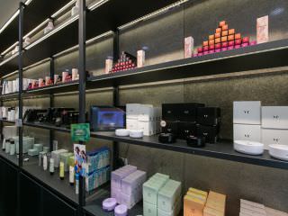 店内右侧主要出售化妆品及护肤品