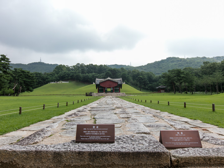 神道
台阶最高的神道也称为香路,是过去君王走的路。这里还摆放了游客禁止穿行的警告牌。