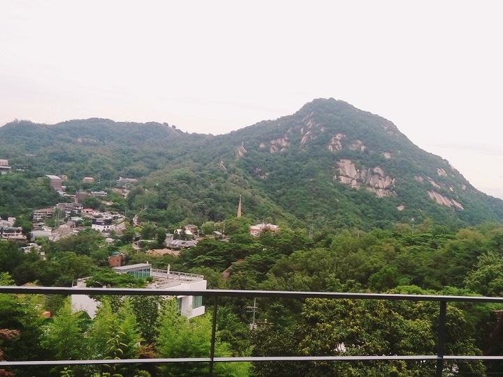 在半山腰看到的风景,远处是高高的山