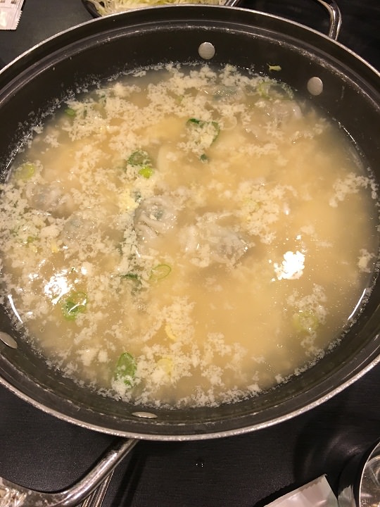 鸡蛋汤是在炉子上加热喝的,热腾腾的蛋汤配猪蹄,味道相当棒