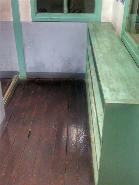 鞋柜和木质地板很有复古风味