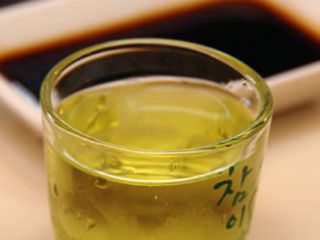 在用餐之前会，提供烧酒中浸渍鳗鱼肝制成药酒