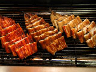 3种口味的烤鳗鱼，(从左)辣椒酱味、酱油味、盐味