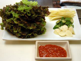 生菜、辣椒、大蒜、生姜和调味酱