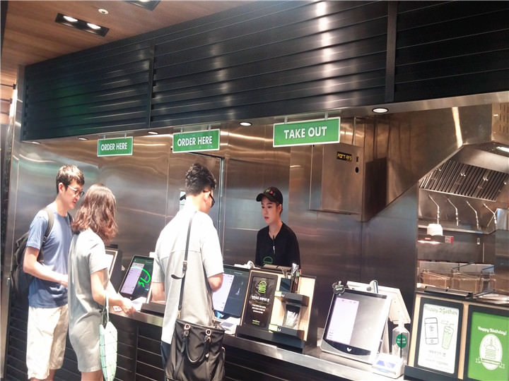 内用和外带点餐区