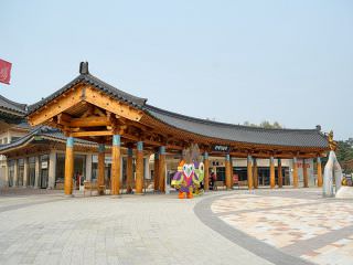 “乐天奥特莱斯扶余店”全部为传统建筑物，也是其亮点