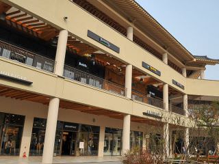 2层有运动品牌店和餐厅