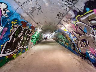 壁画隧道内的艺术涂鸦