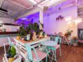 2层咖啡厅粉蓝、粉红的色调，非常浪漫可爱