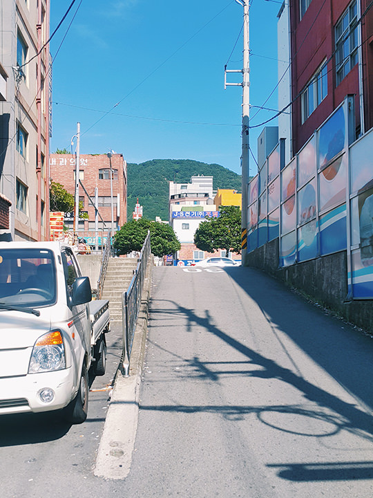 拐弯会先看到这个一半楼梯一半坡的路
(我是往回拍的 大家看到的应该会是往下的~)