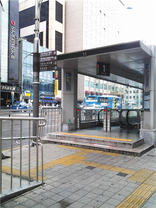 明洞站一号出口