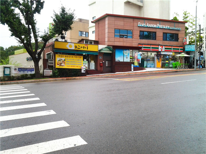 直到看见左手边有小7便利商店过马路到对街