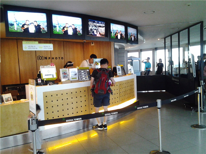 N首尔塔展望服务台可以买下纪念照片