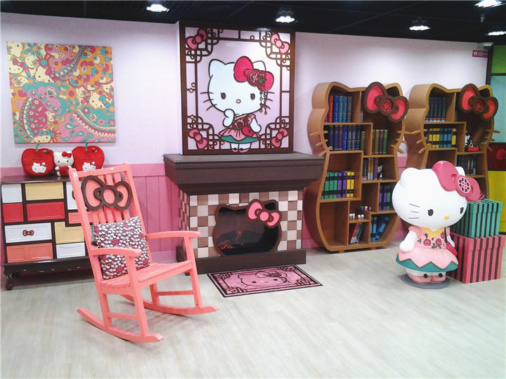 HELLO KITTY客厅 有火炉和书桌
还有KITTY来接待你