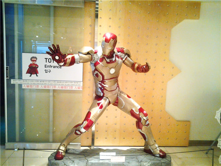 入口处钢铁侠