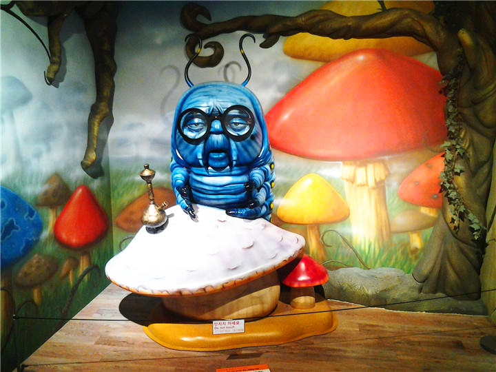 爱丽丝梦游仙境毛毛虫
还会发出声音真的很逗趣