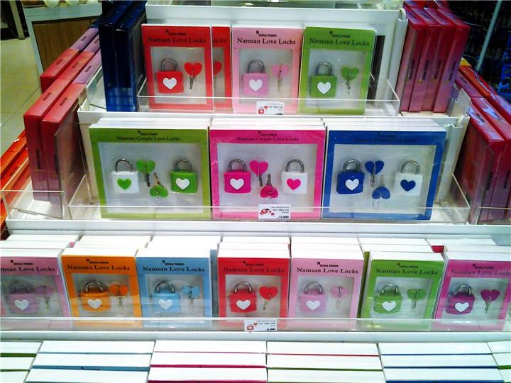 挑选你喜欢的爱情锁