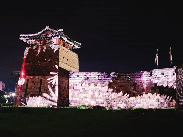 绚烂的城墙夜景