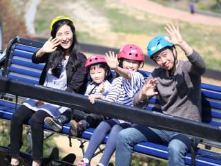 乘坐名为“SKYRIDE”的缆车，向110米高的出发点移动 ※照片提供：SKYLINE Luge 统营