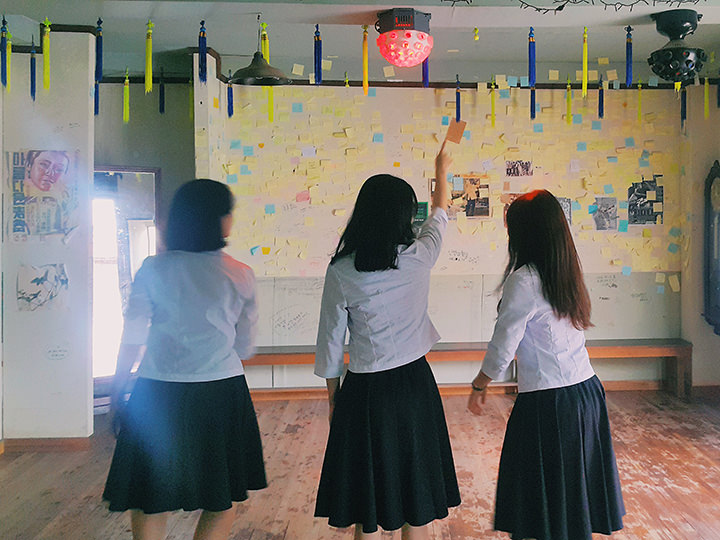 当时好像是其中一个女生在教另外两个跳以前的舞ㅋㅋ