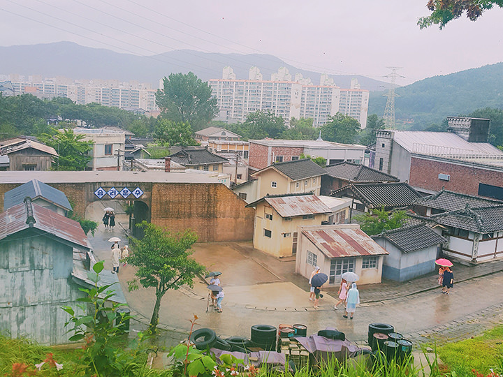 从贫民窟向下望整个电视摄影场