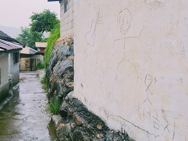 墙上的涂鸦
不知道是以前的人画的还是来这里才有的