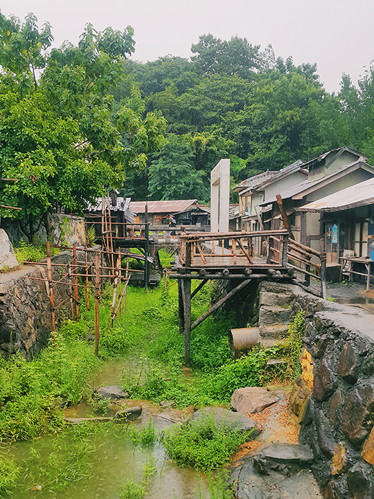 这条河分隔了60年代以及80年代