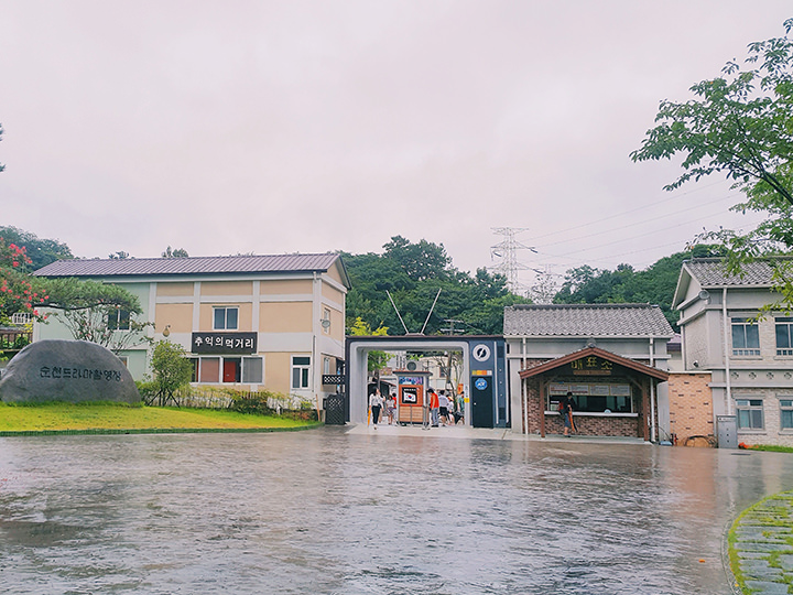 那个小电视就是入口处
旁边则是售票处