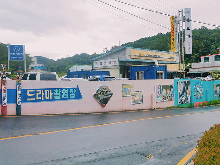 看到这面墙跟着箭头直直走个缓坡上去就到啦(墙上还有许多电视剧的手绘海报)