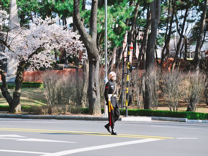 镇海海军基地内维持秩序的海军军官