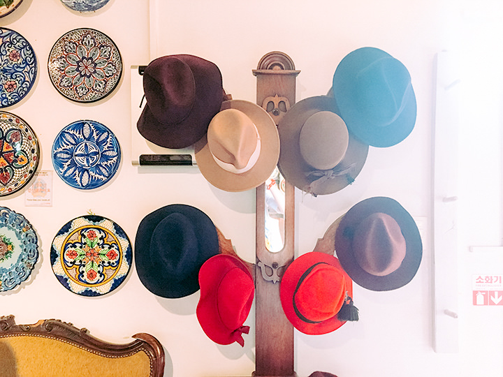 法国传统住宅馆里的帽架展示