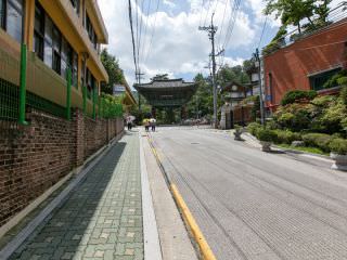 延伸到寺门口的车路，大家尽可轻装前往