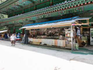 在店里购买一些纪念品也不错哦