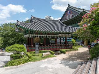 寺内有被指定为宝物第11-5号的“铜钟”