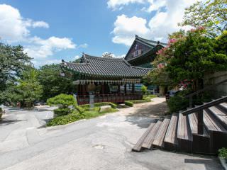 寺内有被指定为宝物第11-5号的“铜钟”