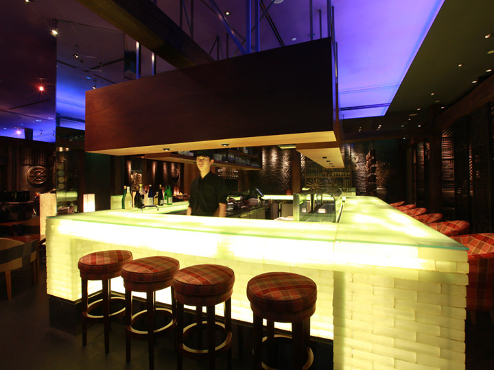 有鸡尾酒,清酒,威士忌3种风格的酒吧区域