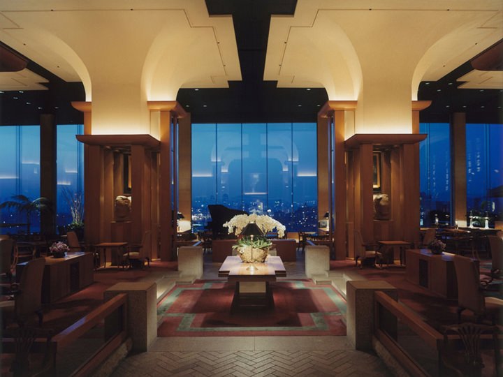 在各角落都有美术品装饰着,夜晚有现场演奏,充满高级感的空间。