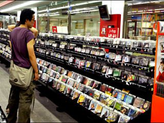 店内陈列着多种流行CD
