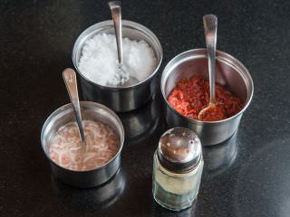 食盐、辣酱、胡椒粉、鱼虾酱。可根据口味添加