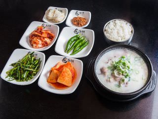 猪肉汤饭和丰富小菜