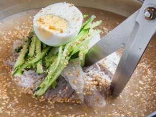 用剪刀剪成方便食用的长度